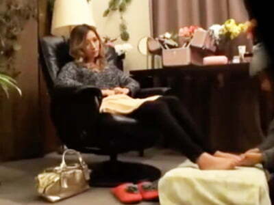 人妻ギャルが媚薬オイルマッサージに激イキ巨乳ギャルパイパンマッサージAIKAのエロ動画